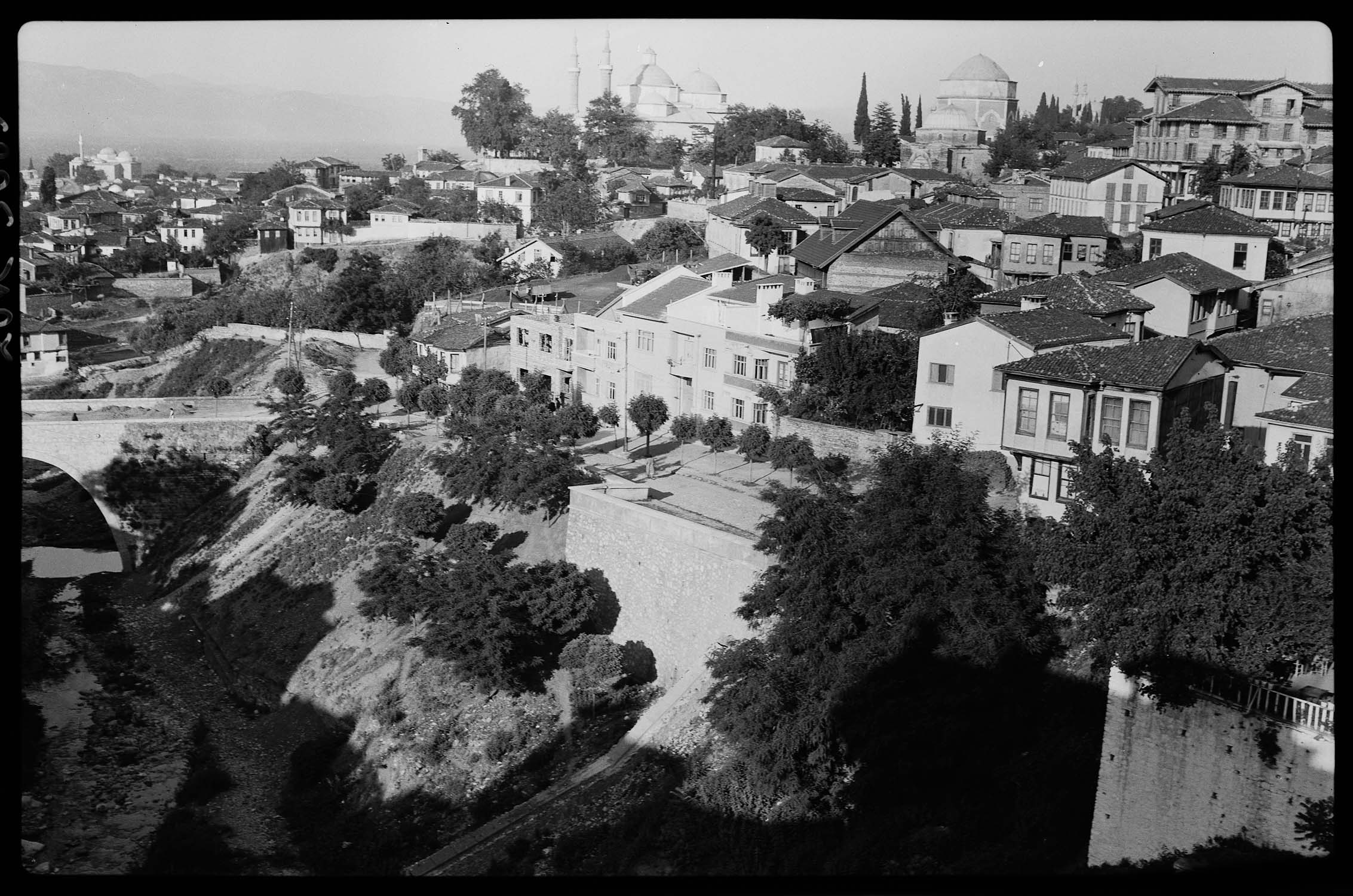 Vue de la ville, avec le pont Irgandi reconstruit à gauche et la mosquée Verte à droite